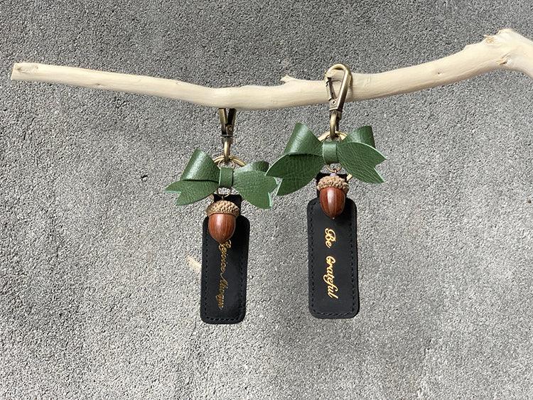{Gentle Beacon}Always be happy and grateful for everything. Handmade cowhide keychain pendant green gold-stamped bow