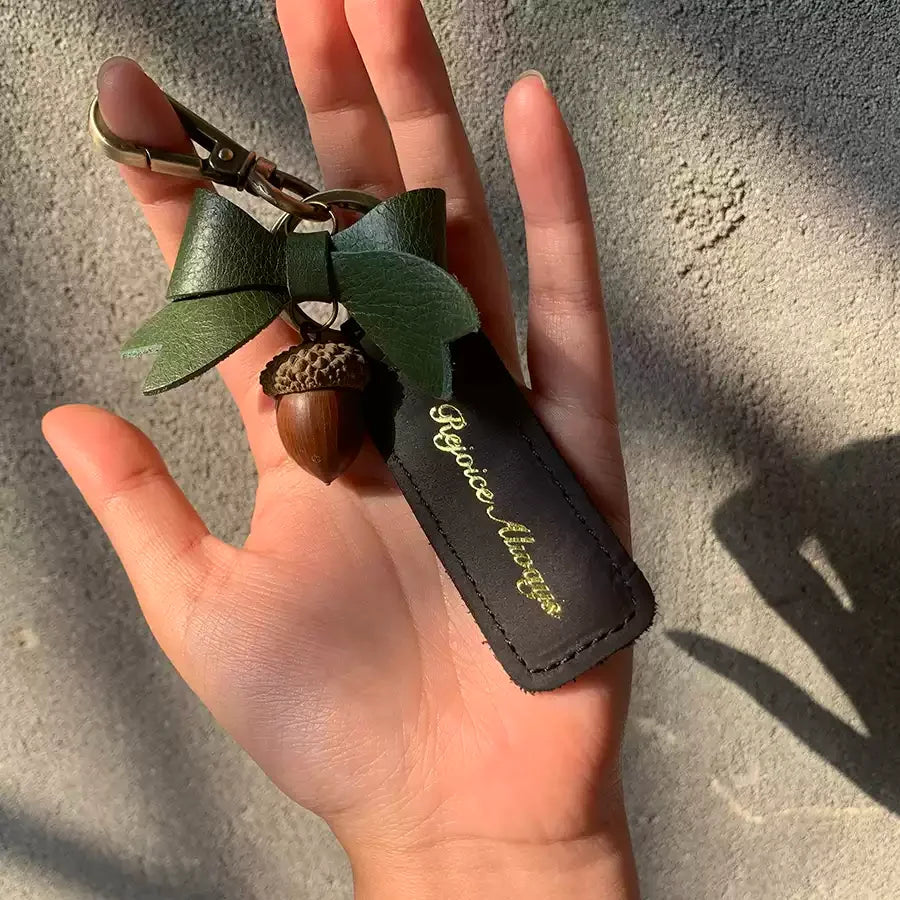 {Gentle Beacon}Always be happy and grateful for everything. Handmade cowhide keychain pendant green gold-stamped bow