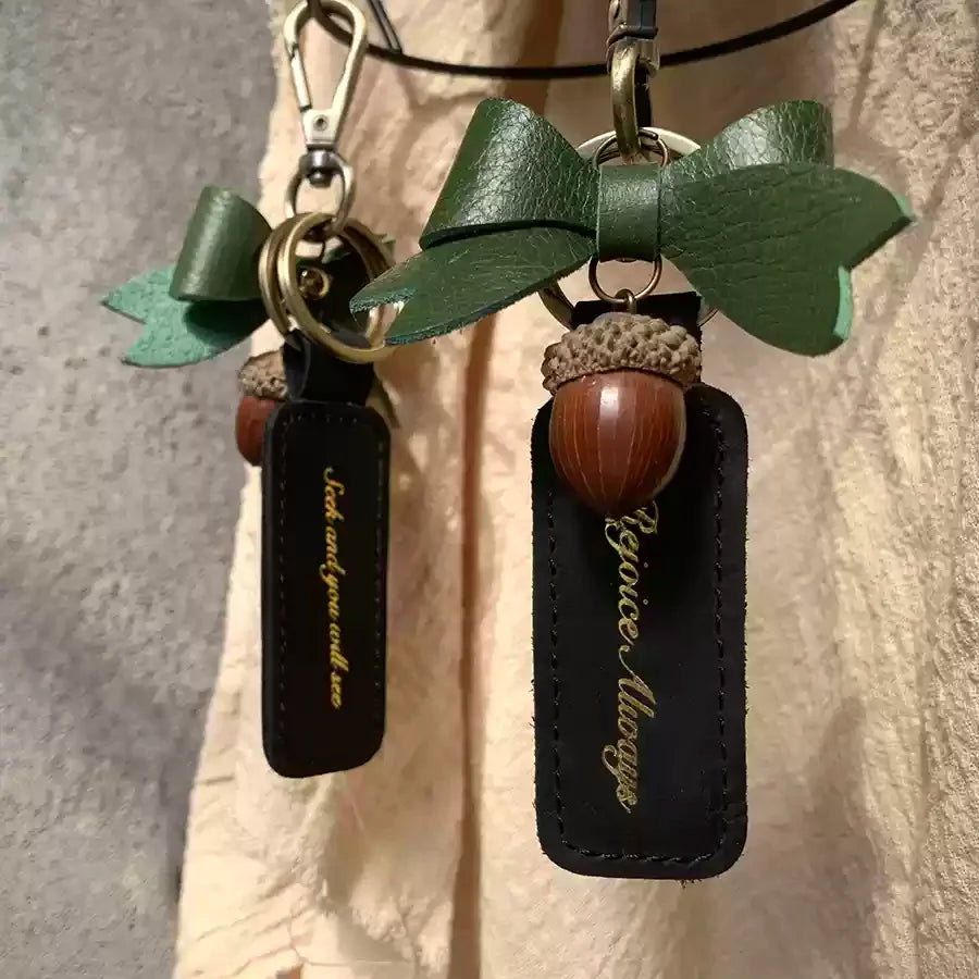 {Gentle Beacon}Always be happy and grateful for everything. Handmade cowhide keychain pendant green gold-stamped bow