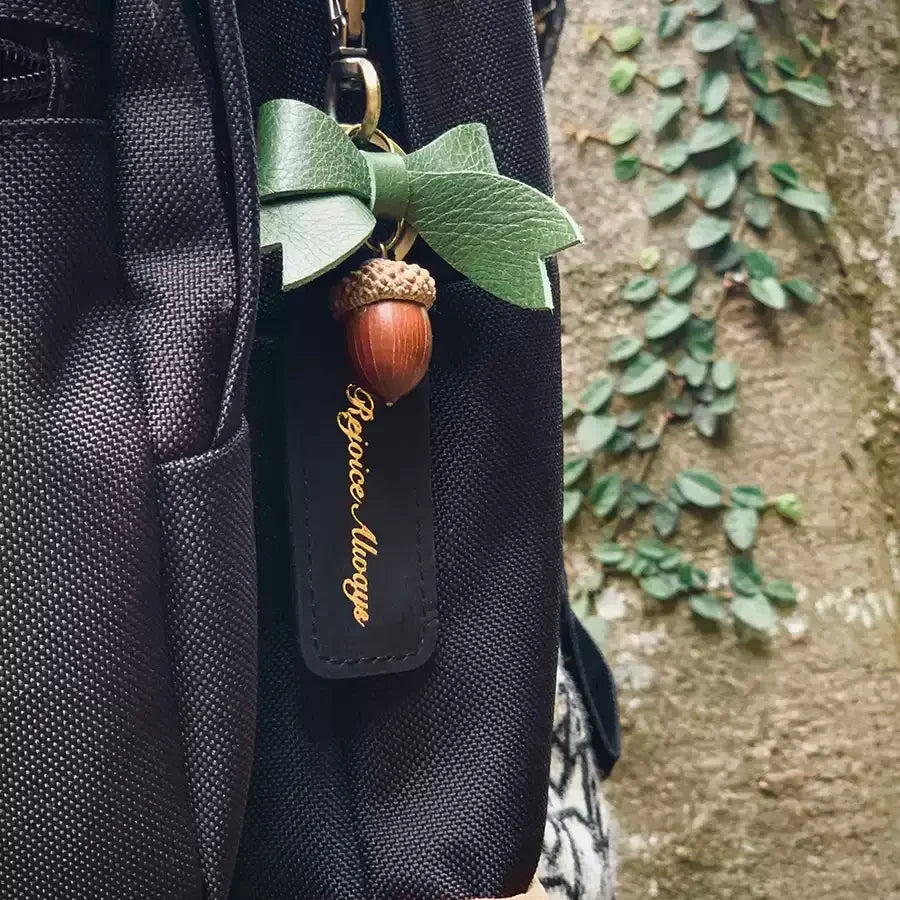 {Gentle Beacon}Always be happy and grateful for everything. Handmade cowhide keychain pendant green gold-stamped bow